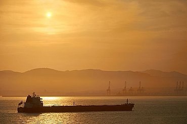 Írán v Ománském zálivu zadržel zahraniční tanker, který podle něj pašoval palivo