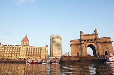 Největší indická banka couvá od ruské ropy. Ani americká výjimka jí nestačí