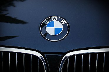 Drahý špás. Německé automobilky se houfně stěhují do levného Maďarska, ale pracovníky tam BMW pravidelně posílá letecky – z Mnichova