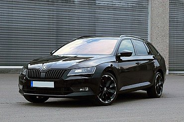 Škoda vede český trh elektromobilů. Tesla je druhá, následuje Mercedes