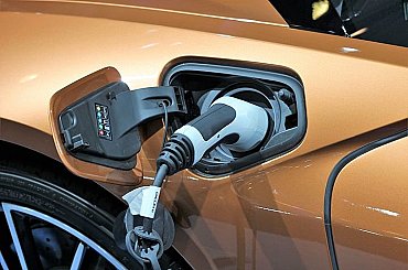 Protest proti Muskovi na starom kontinente pokračuje. Teslu v predaji elektromobilov predbehla už aj Škoda