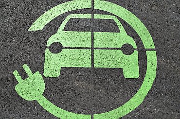 Český trh s elektromobily (1-5/2025): Praha drží přes třetinu, Mladá Boleslav druhá, Brno třetí