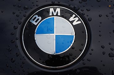 BMW doplácí na Čínu a cla USA, zisk klesl téměř o čtvrtinu