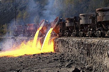 Nový boj o elektromobily se vede v hutích. Ocel rozhodne o další fázi konkurence