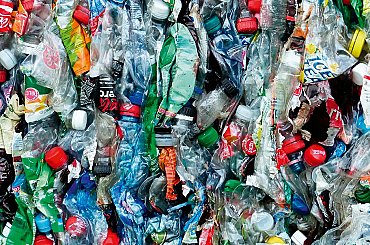 Plastový odpad jako nový zdroj miliard. Molekulární recyklace chce změnit průmysl