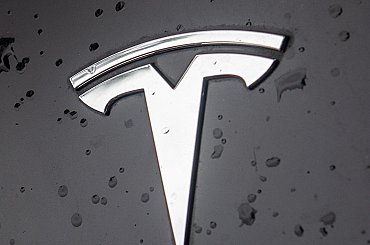 Tesla v Evropě testuje samořiditelná auta. Podívejte se, ve kterých městech