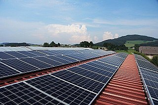 Senát prosadil zrušení individuálních kontrol výnosnosti solárních elektráren