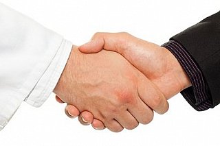 Orbán chce s Trumpem projednat výjimku z amerických sankcí, píše Reuters